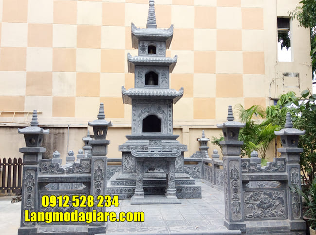 Mộ hình tháp phật giáo bằng đá tại Lâm Đồng